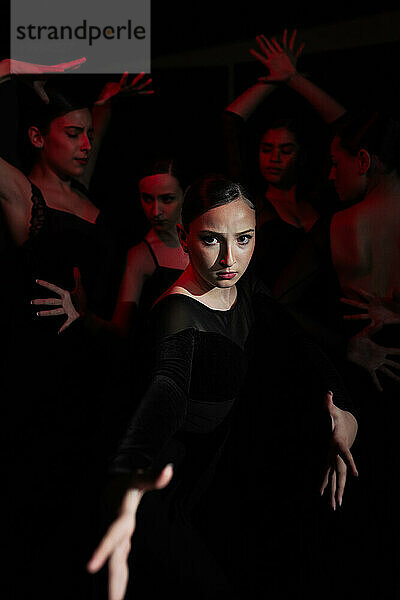 Schöne Frau übt Flamenco-Tanz im Studio