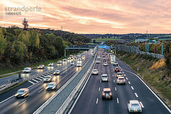 Deutschland  Baden-Württemberg  Leonberg  Verkehr entlang der Bundesautobahn 8 in der Abenddämmerung