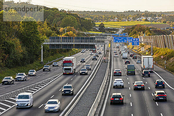 Deutschland  Baden-Württemberg  Leonberg  Verkehr entlang der Bundesautobahn 8