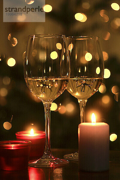 Brennende Kerzen und zwei Gläser Weißwein