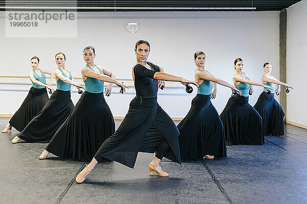 Selbstbewusster Lehrer  der Schülern im Studio Flamenco-Tanz beibringt