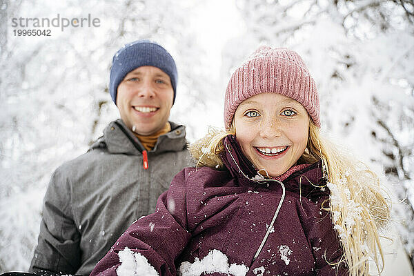 Glücklicher Vater und Tochter  die Spaß im Schnee haben