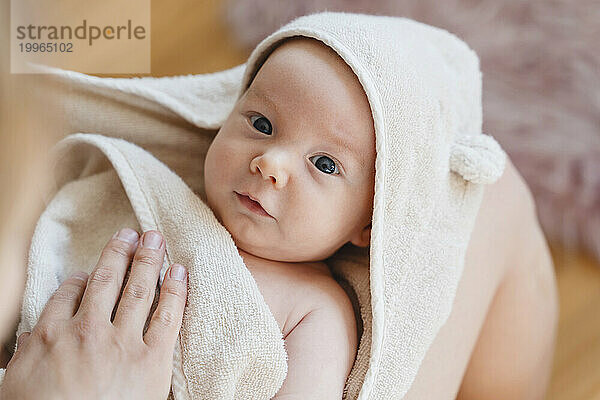 Mutter mit süßem Sohn  eingewickelt in Handtuch