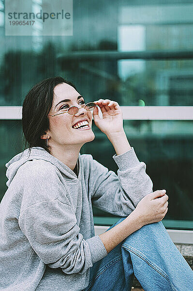 Glückliche junge Frau mit Retro-Sonnenbrille