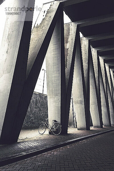 Fahrrad in der Nähe architektonischer Säulen