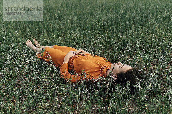 Frau entspannt sich in der Ernte im Maisfeld