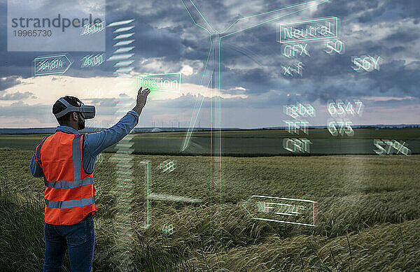 Ingenieur programmiert digitales Windturbinenmodell über VR-Brille im Feld