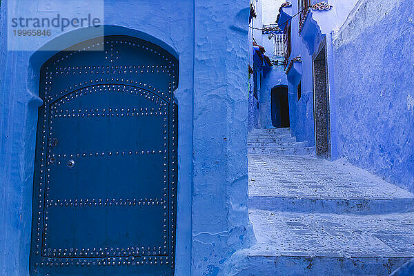 Blaue Tür des Hauses in Chefchaouen in Marokko  Afrika