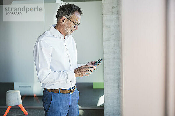 Geschäftsmann nutzt Smartphone im Büro