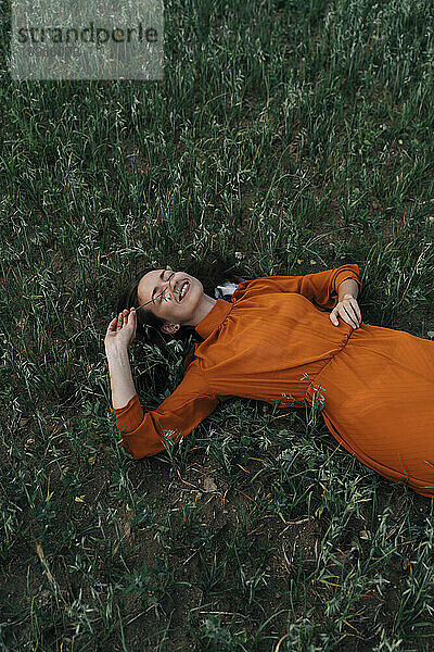 Lächelnde Frau entspannt sich im Maisfeld