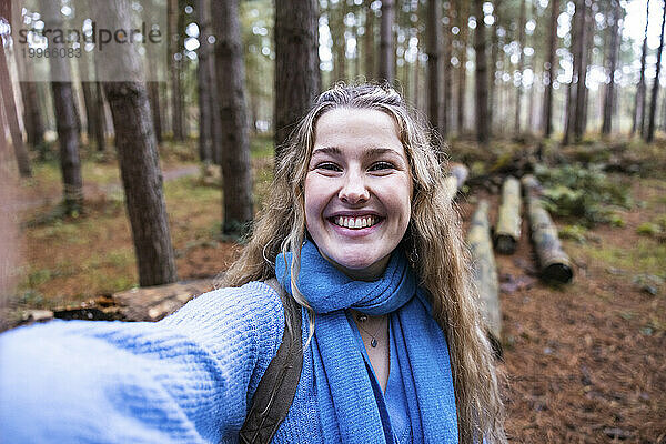 Glückliche schöne Frau  die ein Selfie im Cannock Chase Forest macht