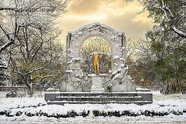 Österreich  Wien  Statue von Johann Strauss II. im Stadtpark im Winter