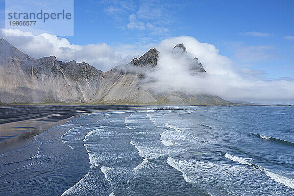 Island  Austurland  malerische Aussicht auf die Landzunge Stokksnes und den Berg Vestrahorn