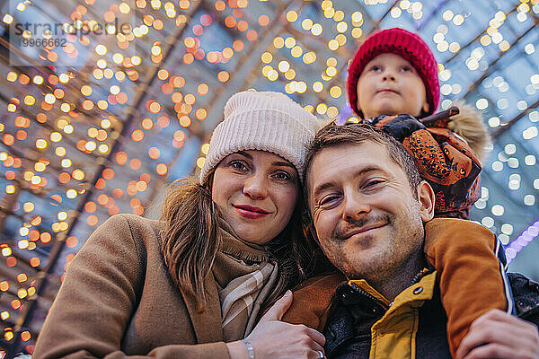 Glückliche Familie verbringt gemeinsam Freizeit auf dem Weihnachtsmarkt