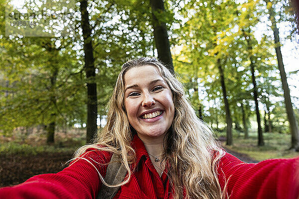 Glückliche blonde Frau macht ein Selfie im Cannock Chase Forest