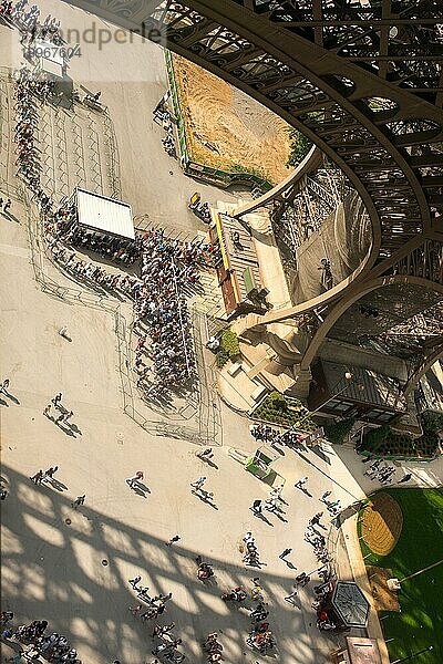 Draufsicht auf Besucher  die unter dem Eiffelturm in einer Warteschlange stehen  Besucher  Andrang  Architektur des Eiffelturms  Schatten  sonniger Tag im Sommer  Paris  Frankreich  Europa