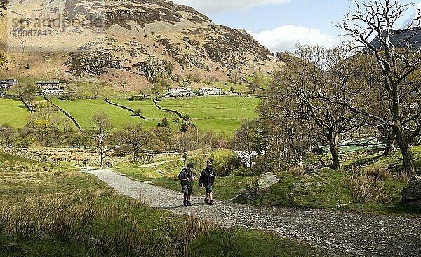 Zwei Personen beim Wandern  Glenridding  Lake District  Cumbria  England  UK