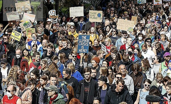 Demonstration von Fridays for Future und Aufruf zum globalen Klimastreik. Fridays for Future fordert auf allen Kontinenten und in Deutschland  daß die Politik nicht länger Konzerninteressen über Menschenleben stellt  Berlin  23.09.2022