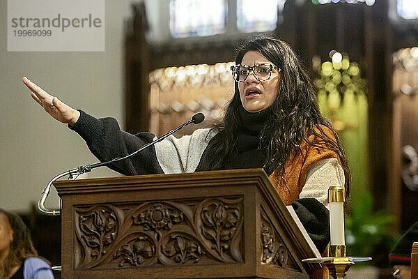 Detroit  Michigan USA  15. Januar 2024  Kongressabgeordnete Rashida Tlaib war eine der Hauptrednerinnen bei der Kundgebung für Arbeitsplätze  Frieden und Gerechtigkeit am Martin Luther King Tag in der St. Matthew's & St. Joseph's Episcopal Church