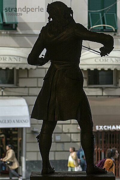 Silhouette der Bronzestatue vom Geiger Niccolo Paganini vom Künstker Niccolo Tommaseo  Eingangshalle vom Teatro Carlo Felice  Passo Eugenio Montale  4  Genua  Italien  Europa