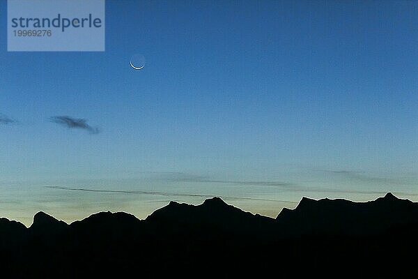 Mondsichel über Berg Silhouette  Wallis  Schweizer Alpen