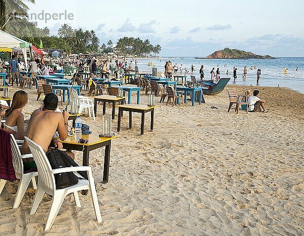 Menschen sitzen an Tischen in einer Strandbar  Mirissa  Sri Lanka  Asien