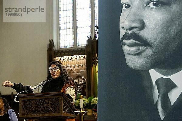 Detroit  Michigan USA  15. Januar 2024  Kongressabgeordnete Rashida Tlaib war eine der Hauptrednerinnen bei der Kundgebung für Arbeitsplätze  Frieden und Gerechtigkeit am Martin Luther King Tag in der St. Matthew's & St. Joseph's Episcopal Church