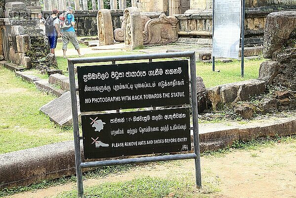 Hinweis auf Verhaltensregeln  UNESCO Weltkulturerbe  die alte Stadt Polonnaruwa  Sri Lanka  Asien