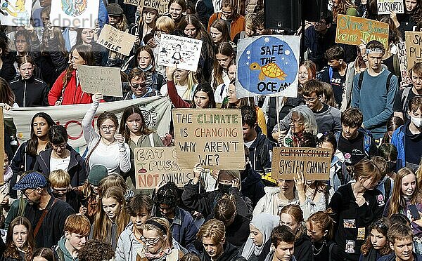 Demonstration von Fridays for Future und Aufruf zum globalen Klimastreik. Fridays for Future fordert auf allen Kontinenten und in Deutschland  daß die Politik nicht länger Konzerninteressen über Menschenleben stellt  Berlin  23.09.2022