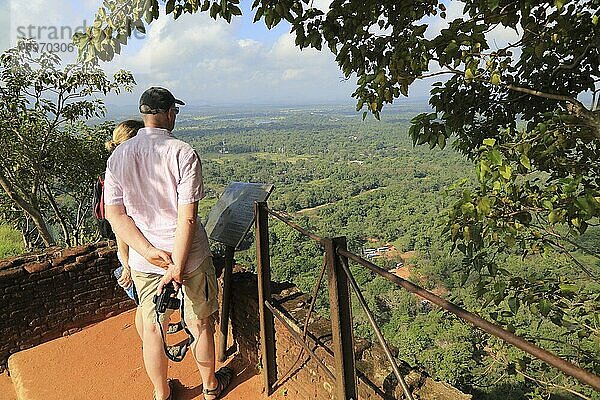 Zwei Personen blicken von der Festung des Felsenpalastes auf die Wassergärten hinunter  Sigiriya  Zentralprovinz  Sri Lanka  Asien