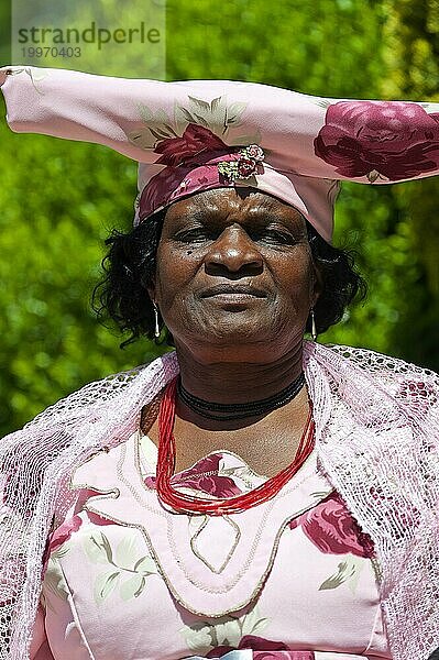 Traditionelle Herero-Frau  Tradition  Stamm  Volk  Urvolk  Indigene  Tracht  Kleidung  Portrait  Mensch  Person  Bewohner  afrikanisch  Einheimische  Windhoek  Namibia  Afrika