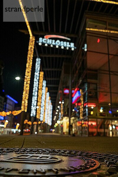 Geringe Tiefenschärfe zeigt städtische Lichterketten und Leuchtreklamen bei Nacht  Schlössle Galerie  Pforzheim  Deutschland  Europa