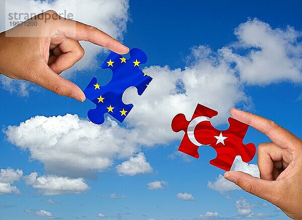 Puzzleteile  Zwei Hände halten jeweils ein Puzzleteil  Europa  Türkei  Krieg  Syrien  Kurdistan  Studio  Asien