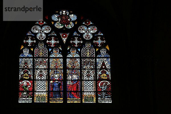 Kirchenfenster mit Maria  Jesus und Ritter Figuren  Innenansicht  Kunsthandwerk  Glasmalerei  schwarz  Silhouette  Katharinenkirche  Oppenheim  Rheinhessen  Rheinland-Pfalz  Deutschland  Europa