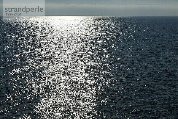 Sonnenlicht in der Abenddämmerung auf dem ruhigen Wasser des Mittelmeers