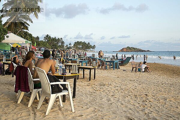 Menschen sitzen an Tischen in einer Strandbar  Mirissa  Sri Lanka  Asien