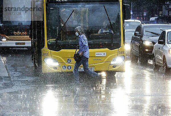 Menschen rennen bei strakem Regen über die Potsdamer Strasse. Nach wochenlanger Hitze brachte der erste starke Regen Abkuehlung  Berlin  15.08.2022