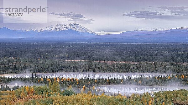 Blick über Herbstlandschaft mit See und Bergen  Morgenlicht  Wolken  Tundra Interior Alaska USA
