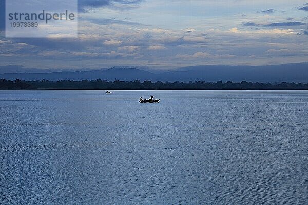 Fischerkanus im ruhigen Wasser des Sees Polonnaruwa  nördliche Zentralprovinz  Sri Lanka  Asien