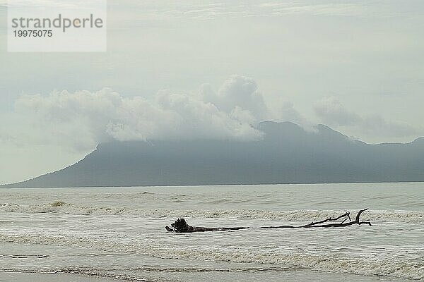 Bako Nationalpark  Meer Sandstrand  Wellen  bedeckt  bewölkter Tag  Himmel und Meer. Urlaub  Reisen  Tropen Konzept  keine Menschen  Malaysia  Kuching  Asien