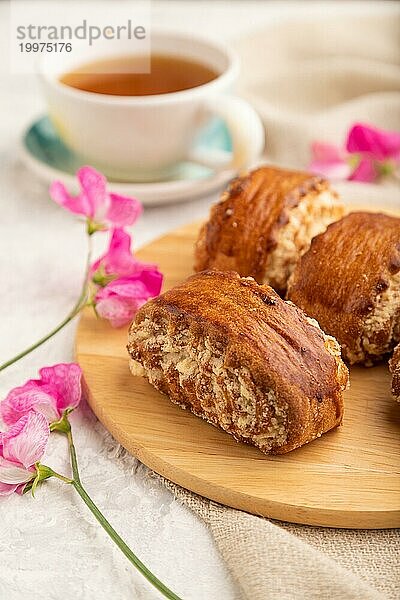 Traditionelles armenisches Dessert Gata mit Tasse grünem Tee auf grauem Betonhintergrund und Leinenstoff. Seitenansicht  Nahaufnahme  selektiver Fokus