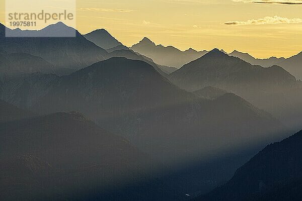 Berggipfel als Silhouette im Abendlicht  Dunst  Gegenlicht  Ammergauer Alpen  Oberbayern  Bayern  Deutschland  Europa