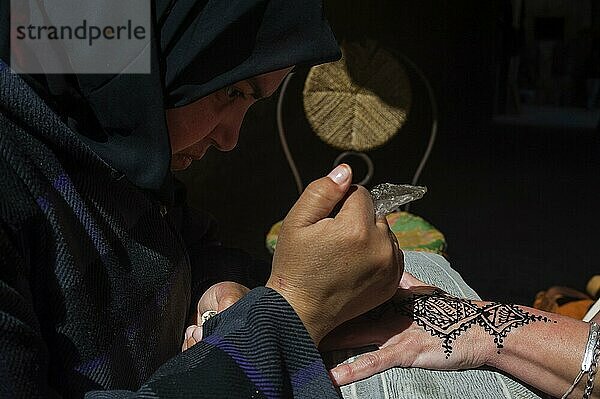 Traditionelle Marokkanische Hand-Tätowierung  Henna  Tattoo  Handwerk  Tradition  traditionell  orientalisch  arabisch  Pflanzenfarbe  Körperschmuck  Muster  Brauch  Schmuck  Körperbemalung  Hand  Zeichen  Symb Design