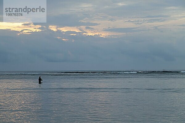 Lombok und Gili Air Inseln  bewölkt  bewölkter Tag  Himmel und Meer. Urlaub  Reisen  Tropen Konzept  keine Menschen. Sonnenuntergang  Sandstrand