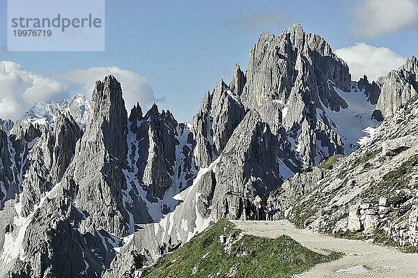 Wanderer  Bergpanorama Richtung Süden im Hochpustertal  Sexten  Dolomiten  Südtirol  Italien  Europa