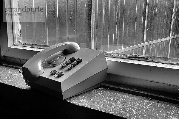 Altes Telefon in einer stillgelegten Fabrik