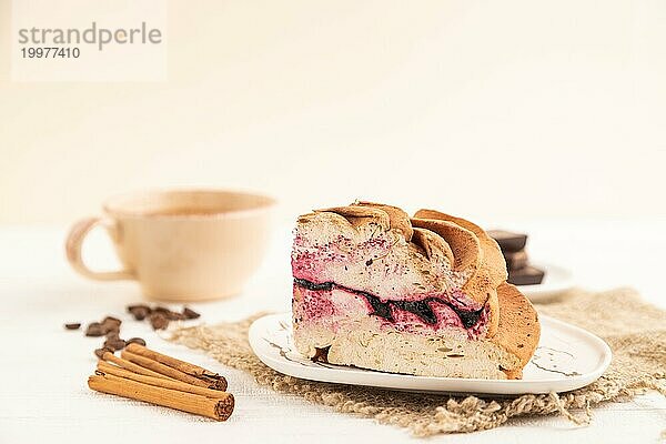 Zephir oder Marshmallow Kuchen mit Tasse Kaffee auf weißem Holzhintergrund und Leinentextil. Seitenansicht  Nahaufnahme  selektiver Fokus