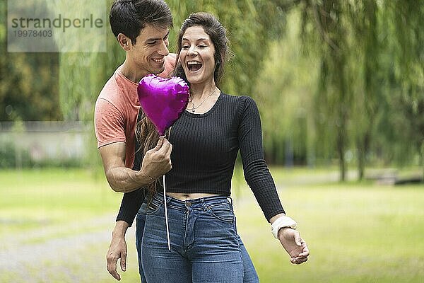 Mann überrascht Freundin mit herzförmigem Ballon