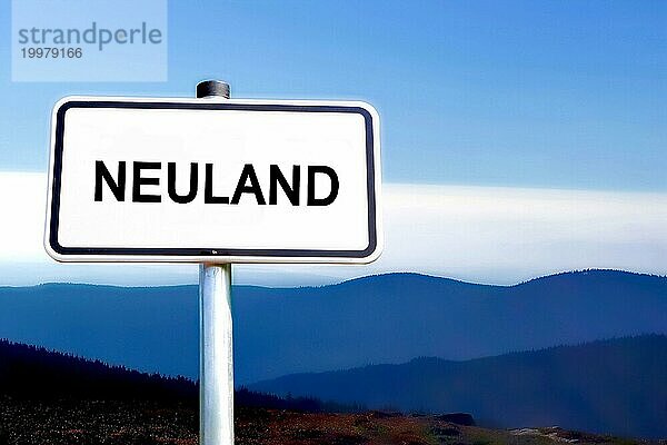 Schild mit der Aufschrift Neuland im Hintergrund sind Berge