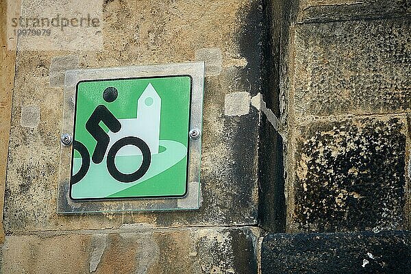 Hinweis auf eine Radfahrerkirche im Ort Wehlen am Elberadweg in der Sächsischen Schweiz